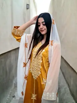 ست لباس مجلسی بلند خردلی با شال سفید  ml119