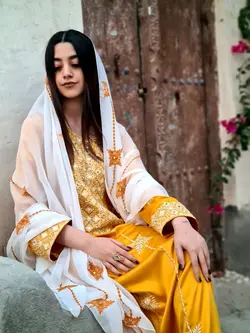 ست لباس مجلسی بلند خردلی با شال سفید  ml119