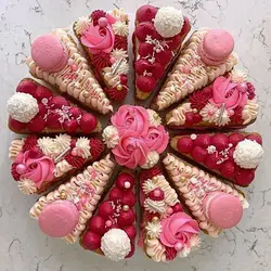 کیک اسلایسی با تم قرمز و صورتی