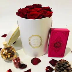 پک یلدایی باکس گل سفید بهمراه تنقلات