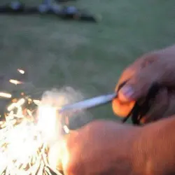 سنگ چخماق به همراه خط کش چندکاره فلزی - لوازم کوهنوردی سیمرغ