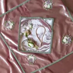 سجاده نماز عروس دخترانه صورتی سه تیکه روبان دوزی کد: ۱ - ۷۰۵