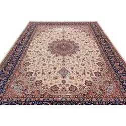 فرش ماشینی ابریشم بافت مشهد اردهال کد ب31 زمینه موزی حاشیه سرمه‌ای