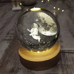 گوی کریستالی فضانورد و ماه