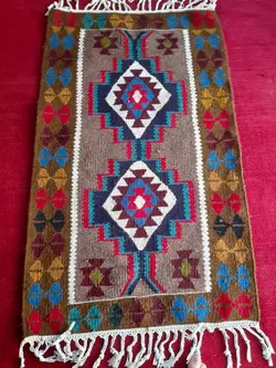 گلیم هندسی حاشیه پروانه ای