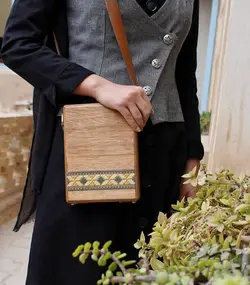 کیف چوبی شماره دوزی رودوشی با بند چرمی کد GIN-1299