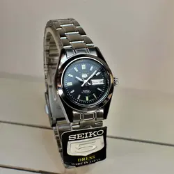 SEIKO 5 4S26-05X1 زنانه ساخت ژاپن سیکو 5 زنانه با موتور قدرتمند ژاپن ** درب استیل ** با تقویم روزشمار و ایام هفته لاتین و فارسی