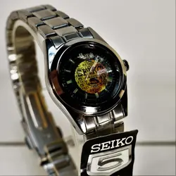 SEIKO 5 4S26-05X1 زنانه ساخت ژاپن سیکو 5 زنانه با موتور قدرتمند ژاپن ** درب استیل ** با تقویم روزشمار و ایام هفته لاتین و فارسی