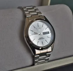 SEIKO 5 ES7S26 سیکو 5 باموتور قدرتمند میوتا ،، درب استیل ،، با تقویم روزشماروایام هفته لاتین با صفحه نقره ای