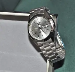 SEIKO 5 ES7S26 سیکو 5 باموتور قدرتمند میوتا ،، درب استیل ،، با تقویم روزشماروایام هفته لاتین با صفحه نقره ای