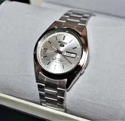 SEIKO 5 ES7S26 سیکو 5 باموتور قدرتمند میوتا ،، درب استیل ،، با تقویم روزشماروایام هفته لاتین با صفحه نقره ای