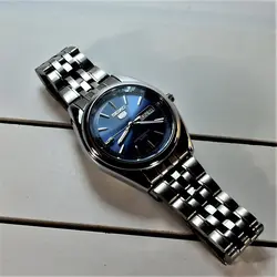 SEIKO 5 SK320 ساخت ژاپن سیکو موتور ژاپن &amp; کلا استیل ، با تقویم روزشمار وایام هفته لاتین با صفحه نفتی