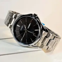 CASIO WATCH MTP-1183A ساخت ژاپن کاسیو با موتور قدرتمند ژاپن ** صفحه مشکی طرح دار ** درب استیل **دو تقویم روزشمار و ایام هفته