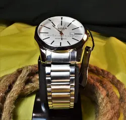 LAROS QUARTZ 5 STAR لاروس با موتور ژاپن ،، درب استیل ،، با تقویم روزشمار کلا نقره ای دارای ایزو ساخت ثبت شده پشت درب