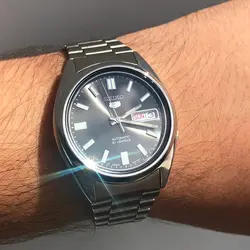 SEIKO5 SNXS79J1 -Cal-7S26 اتوماتیک خلبانی اورجینال سیکو 5 اتومات حرکتی ژاپن موتور سیکو 21 سنگ اصل ** فول استیل ** 2 تقویم صفحه نوک مدادی