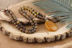 گردنبند چشم ببر مات و عقیق زرد با مدال عقیق زرد با حکاکی دعای شرف الشمس