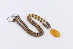 گردنبند چشم ببر مات و عقیق زرد با مدال عقیق زرد با حکاکی دعای شرف الشمس