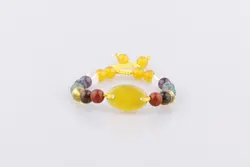 دستبند هفت چاکرا و میانکار عقیق زرد با حکاکی شرف الشمس