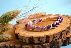 دستبند بافت عقیق ماداگاسکار بنفش با نخ کرمی روشن