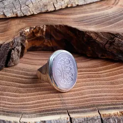 انگشتر نقره عقیق سوسنی معدنی با حکاکی علی مع الحق الحق مع علی