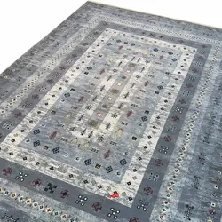 فرش ماشینی مرینوس طرح گبه کد 1.00020 زمینه فیلی - فروشگاه قصر فرش