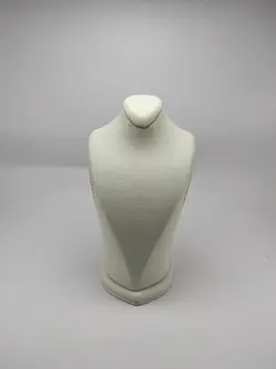 مانکن جواهرات نوک تیز