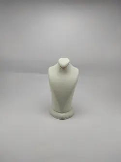 مانکن جواهرات نوک تیز