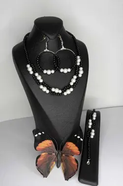 مانکن جواهرات نوک تیز