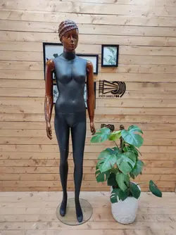 مانکن زنانه مشکی طرح چوب