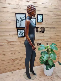 مانکن زنانه مشکی طرح چوب