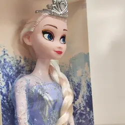 عروسک السا شانه به دست