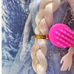 عروسک السا شانه به دست