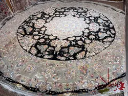 فرش دایره طرح خطیبی کارکرده در حد نو رج ۵۰ چله و گل ابریشم اندازه ۳ در ۳