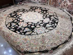 فرش دایره طرح خطیبی کارکرده در حد نو رج ۵۰ چله و گل ابریشم اندازه ۳ در ۳