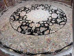 فرش دایره طرح خطیبی کارکرده در حد نو رج ۵۰ چله و گل ابریشم اندازه ۳ در ۳