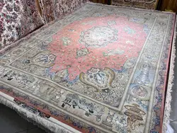 فرش دستباف طرح نامی کارکرده در حد نو رج ۶۰ چله و گل ابریشم تک ۹ متری