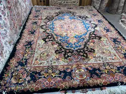 فرش دستباف طرح سالاری دو متن گل ابریشم رج 30 اندازه تک 9 متری