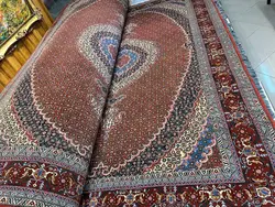 فرش طرح ماهی رنگ پیازی گل ابریشم ۹ متن رج ۴۰ جفت ۹ متری