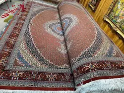 فرش طرح ماهی رنگ پیازی گل ابریشم ۹ متن رج ۴۰ جفت ۹ متری