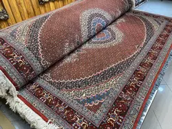 فرش طرح ماهی رنگ پیازی گل ابریشم ۹ متن رج ۴۰ جفت ۹ متری