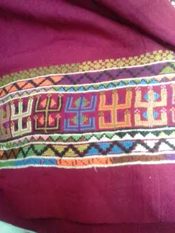 شماره دوزی روی پیراهن طرح سنتی