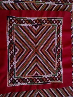 شماره دوزی روی پیراهن طرح سنتی