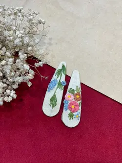 سنجاق سر گلدوزی سنبل آبی و گل صورتی