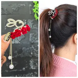 کلیپس دم اسبی خرگوش و گل رز قرمز