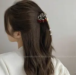 کلیپس دم اسبی خرگوش و گل رز قرمز