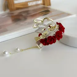 کلیپس دم اسبی خرگوش و گل رز قرمز