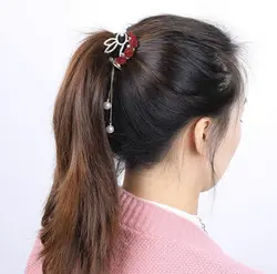 کلیپس دم اسبی خرگوش و گل رز قرمز