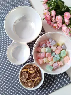 اردورخوری گرد دو خانه هولوگرامی ، تنقلات خوری