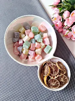 اردورخوری گرد دو خانه هولوگرامی ، تنقلات خوری