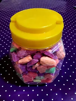 خرید سنگ رنگی در رنگهای مختلف برای تزئین گلدان، باغچه، تراریوم